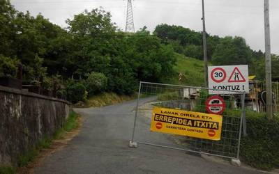 Arrutiegia auzoko errepidea itxita dago