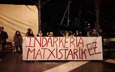 Hogei urtetik gorako kartzela zigorra eskatu dute gizon batentzat Orion bikoteari tratu txarrak emateagatik