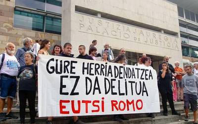 Itzubaltzeta/Romo auzoa defendatzea delitua ez dela aldarrikatu dute dozenaka auzokidek