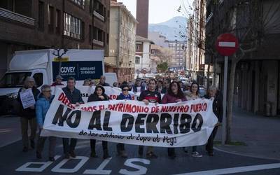 Itzubaltzeta/Romoko nagusien etxearen eraisketa geldiarazteko protesten harira, pertsona bik deklaratu beharko dute eguenean Getxoko epaitegietan