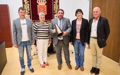 Parlamentuko presidenteak Nafarroa Oinezen gonbidapena jaso du