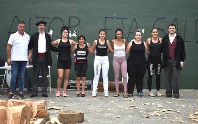 Euskal Herriko emakumezkoen aizkolari txapelketako finalerako txartela lortu dute Nerea Sorondok eta Maika Ariztegik