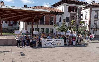 Baztan-Bidasoko 48 pentsiodun bildu dira Elizondon 1.080 euroko guttiengo pentsioa eskatzeko