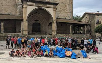 60 bat lagun aritu ziren, joan zen asteburuan, Zumelegi erreka garbitzen