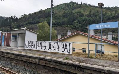 Pankartak kendu dizkietela salatu dute Altzolako tren geltokiaren aldeko plataformatik