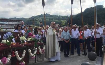 Bertsoz agurtu ditu oriotarrak Unai Manterola apaizak