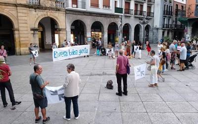 Euskal presoen eta iheslarien eskubideen alde elkartu dira plazan