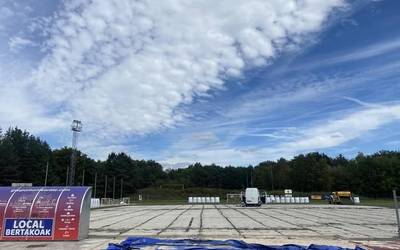 Dantzalekuko futbol zelaiko belarra aldatzeko lanak, martxan