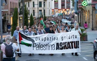"Gure izenean ez! Palestina askatu"