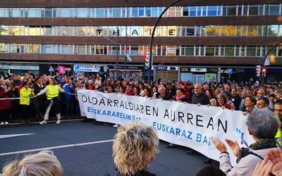 Bi autobus bete dituzte Elgoibarko eta Mendaroko euskaltzaleek Bilboko manifestaziorako