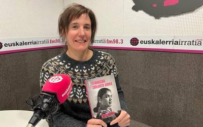 Amaia Apalauza: "Liburu honek feminismo zuri hegemonikoa astintzen du"