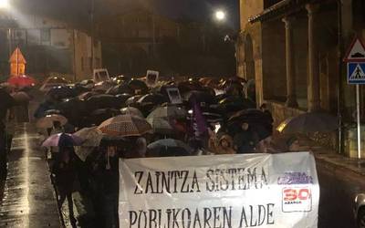 [ARGAZKI GALERIA] Bizitzak erdigunean jartzearen alde dozenaka berriztar irten dira kalera