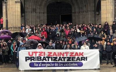 [ARGAZKI GALERIA] Jendetza batu da Elorrioko manifestazioan zaintza eskubide kolektiboa aldarrikatzeko
