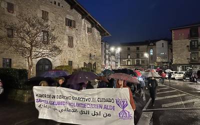 Zaintza "publiko eta kolektiboa" aldarrikatzeko ehunka sakandar bildu dira