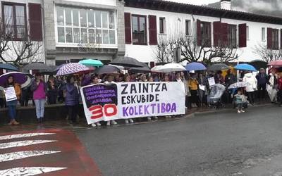 [BIDEOA] Zaintza guneetan barrena kalejira eta elkarretaratzeak egin dituzte Lesakan greba feminista egunean