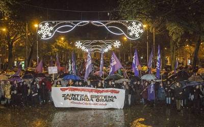 Zaintza publiko eta komunitarioa aldarrikatu dute Iruñean, manifestazio jendetsuan