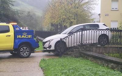 GPSaren azalpenak jarraiki, Lamuza Parkeko zubi baten eskaileretan harrapatuta geratu da gidari bat