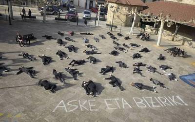 "Mina sentitu nahi dugu, bestela hau normalizatzeko arriskuan eroriko gara, eta hau ez da normala, hau gerra bat da"