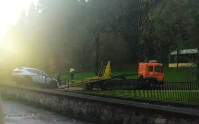 Auto bat harrapatuta geratu da Lamuza Parkeko sarrera bateko eskaileretan, bigarrena bi astetan