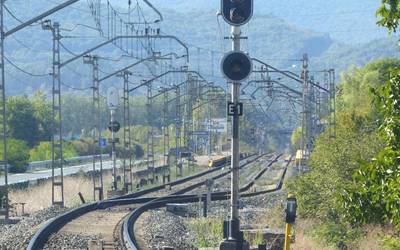 Uharteko tren geltokiko bazterbidea luzatu eginen dute