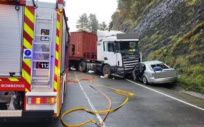 BI-2522 errepidean trafikoa eten dute, auto batek eta kamioi batek izandako istripuaren ondorioz