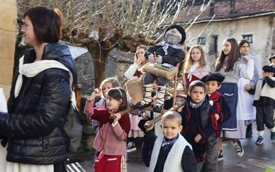 Goizuetan festa giroan egin diete ongietorria Olentzero eta Mari Domingiri