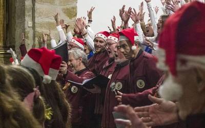 Elkarrekin agurtu dute urtea Bi Hotsak, Santa Luzia eta ArteOn abesbatzetako kideek