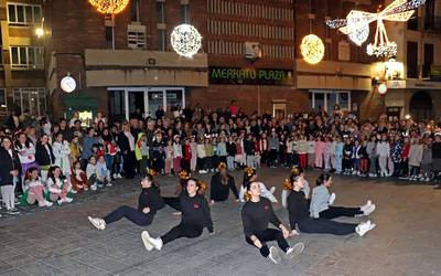 Dantzariz eta ikuslez bete ditu kaleak 'Horra, horra, Biraka' ikuskizunak