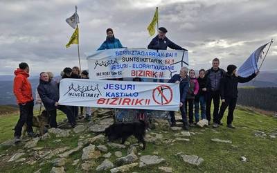 Parke eolikoen aurkako aldarriarekin agurtu dute urtea Jesurin