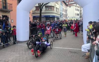 San Silvestre lasterketak umorez bete ditu Aretxabaletako kaleak