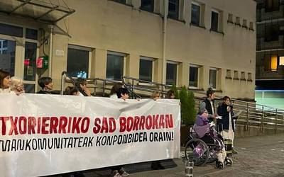 Atzo mobilizazioa egin zen Derion, Mankomunitateari eskatzeko SADeko langileen egoeraz arduratu dadin