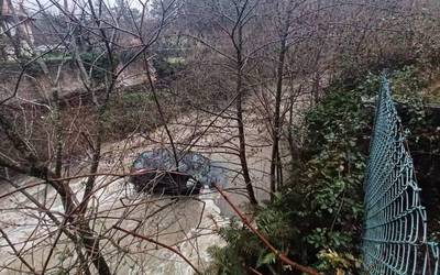 Bi lagun erreskatatu dituzte Zuian, kotxearekin ibaira erori ostean