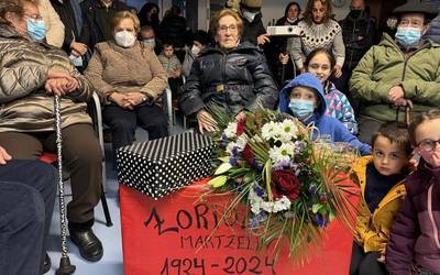 Martzelina Plazaolak 100 urte bete ditu, eta herriaren maitasunarekin ospatu du eguna