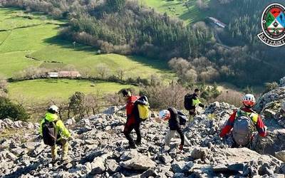 Ez aurrera ez atzera gelditu den eskalatzaile bat erreskatatu dute Atxarten