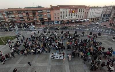 Zipiriñe eskolako eta Sopela BHI institutuko gurasoek Sopelako Auzo Alternatibari eskatu diote euren beharrak entzuteko