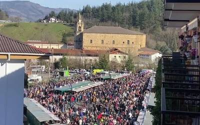 [BIDEOA]: Jendetza batu da Abadiñon, San Blas eguneko ferian