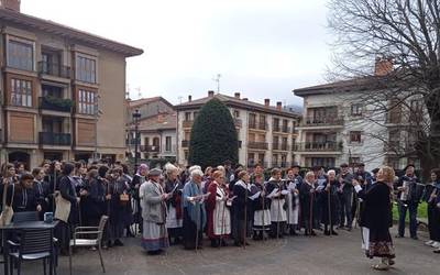 Oñatiko Aloña abesbatza ere batu da santa eskera