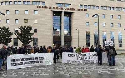 Epaileen euskarafobia salatu dute, Nafarroako Justizia Auzitegiaren aurrean