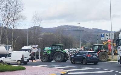 Traktoreak hartuta, gaur ere errepidera atera dira abeltzainak eta nekazariak