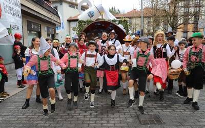 Suziriaren eztandak piztu du mozorro festa Arrasaten