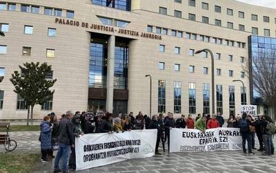 Ainhoa Otaegi (Orkoiengo Euskaltzaleak): "800 sinadura erregistratuko ditugu parlamentuan euskaraz bizi nahi dugula esateko"