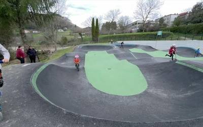 Elgetarrak pozik, herriko Pumptrack parke berriarekin