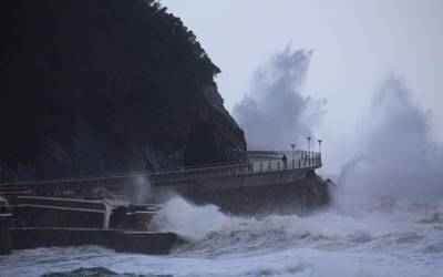 Kostako errepidea itxita dago Zumaia eta Zarautz artean