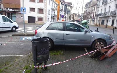 Talkaren ondorioz aparkatutako autoa espaloira