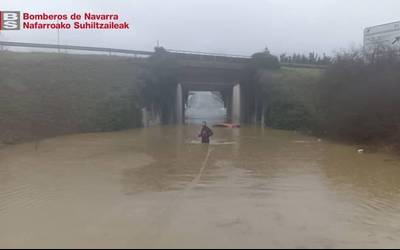 Errepide sarea puntu bakarrean dago moztuta