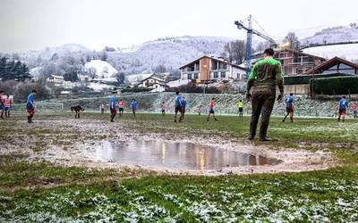 Arkiskil futbol zelaiaren egoera «tamalgarria» dela salatzen segitzen du Aurrera Futbol Taldeak