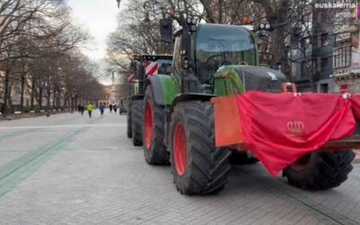 Nekazariak traktoreekin parlamentuaren parean ari dira protestan
