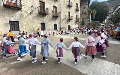 Moises Azpiazu taldearen dantza emanaldia Bergaran, Korrika Kulturalaren barruan