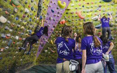 200 neska eta emakumek parte hartu dute Girl Climbing Party eskalada topaketan