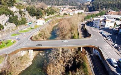 Semaforo bidez arautuko dute trafikoa Mendaroko zubian eta espaloiak itxi egingo dituzte oinezkoentzat aldi baterako